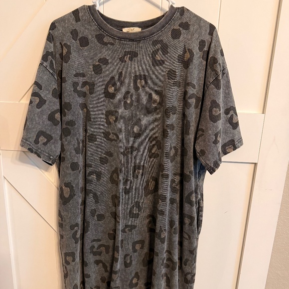 easel Dresses & Skirts - Easel Los Angeles Women's T-Shirt Dress Leopard Print Large